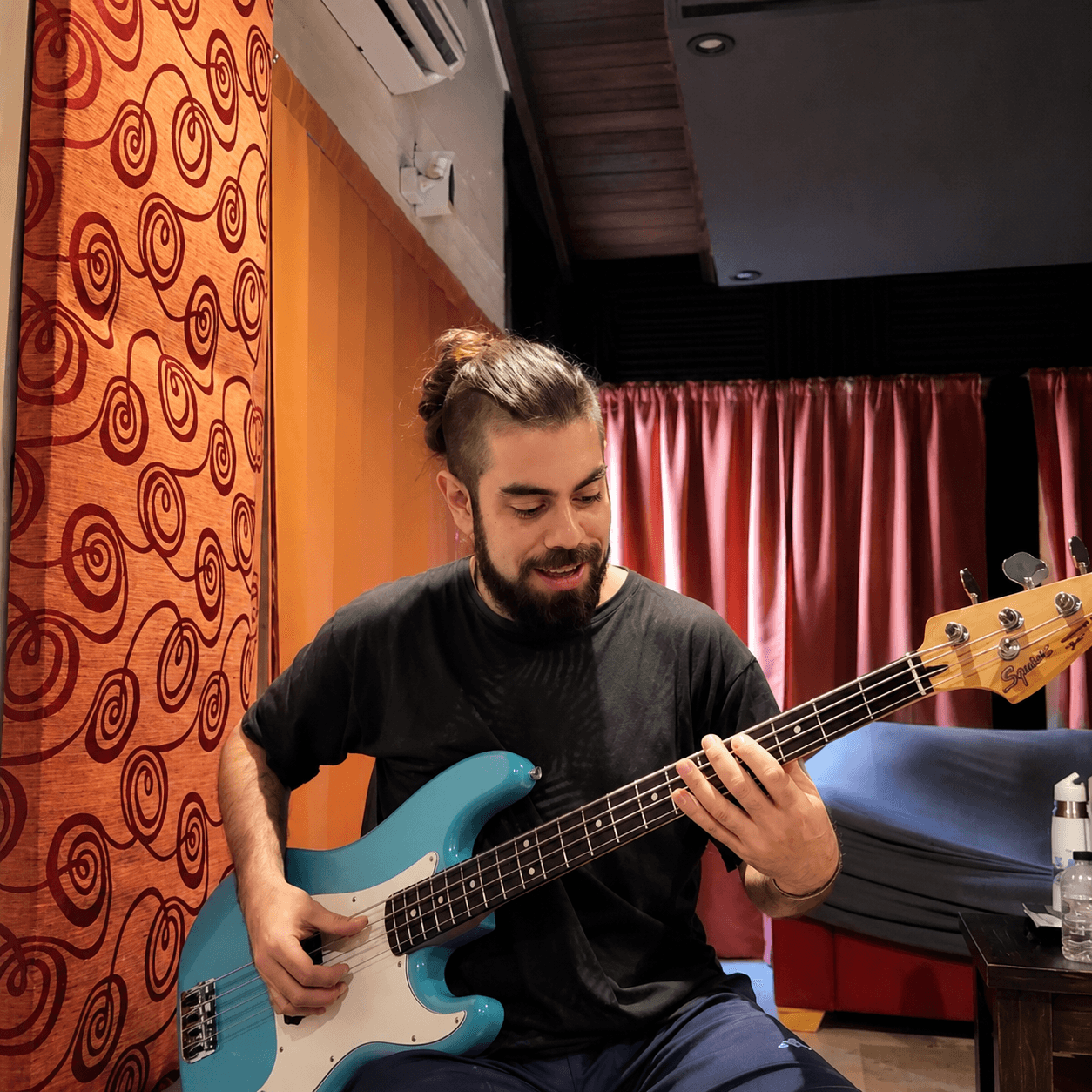 Jony, amigo y músico de Anxia, grabando bajos para una nueva producción.