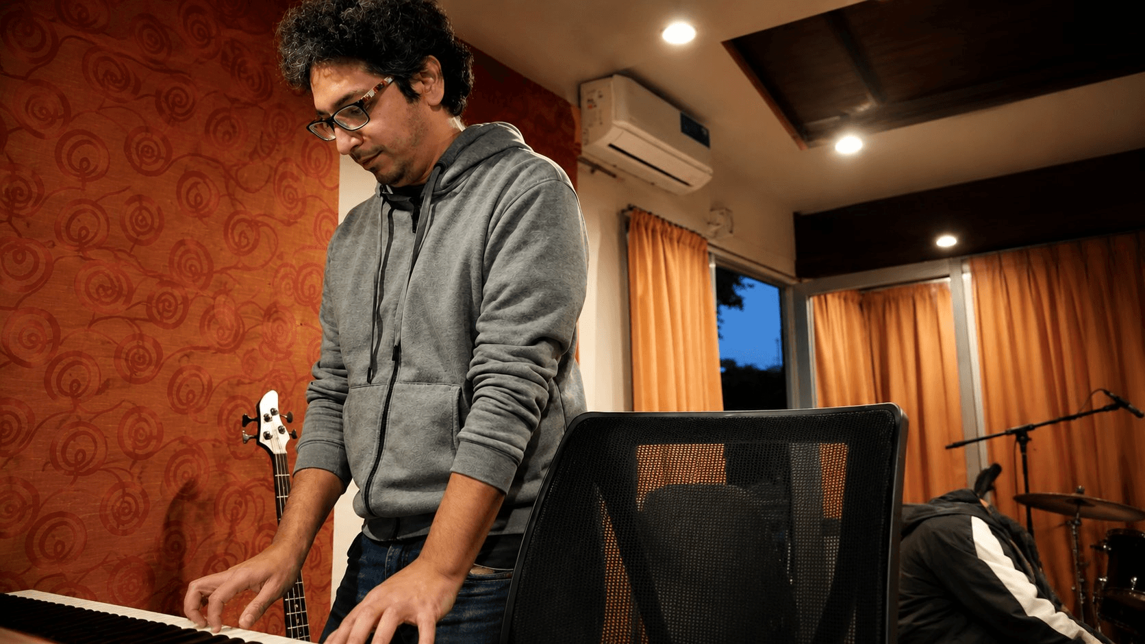 Componiendo nuevas canciones con Damian Olivares